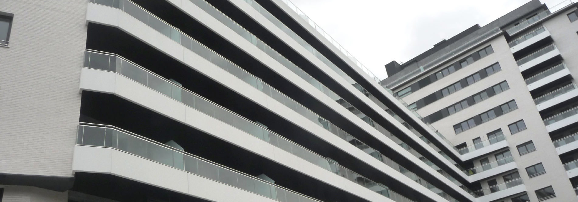 Cianco a fabriqué et installé les garde-corps des balcons et des escaliers intérieurs, les séparateurs de terrasses, les défenses pour les fenêtres…