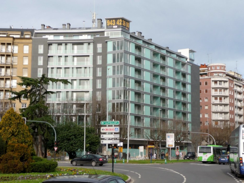 Fabricación y montaje de barandillas y mamparas para el hotel Astoria