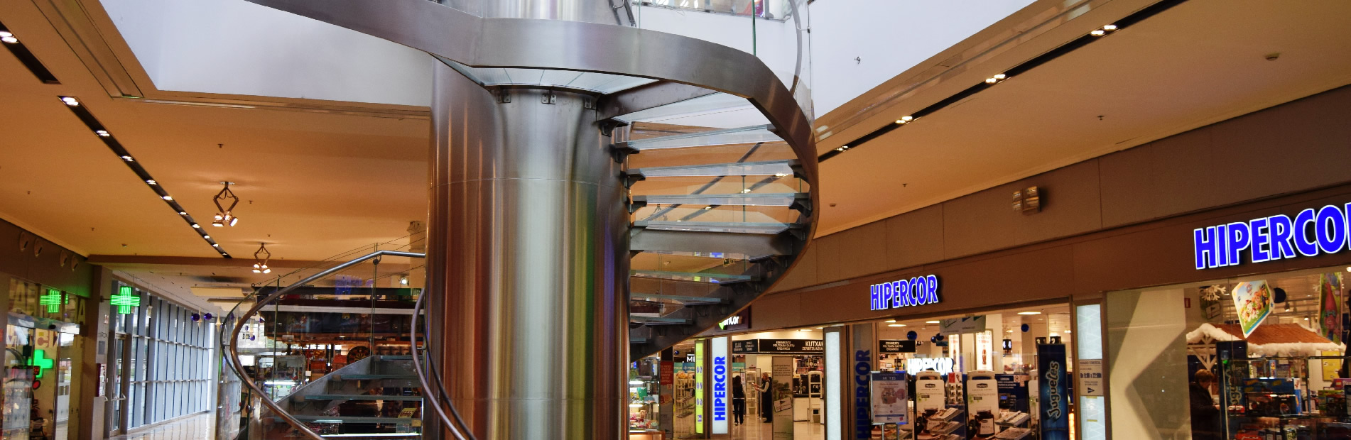 Cianco a fabriqué et monté un escalier en acier inoxydable dans le centre commercial Itaroa à Pamplona