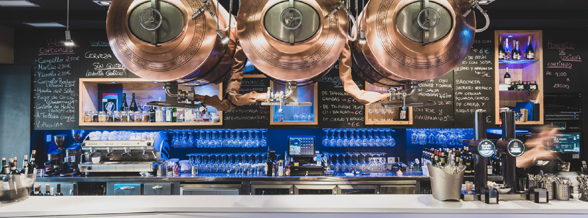 Cianco ha diseñado y fabricado una nueva barra y mostrador para el Bar Lobo en el donostiarra barrio de Benta Berri